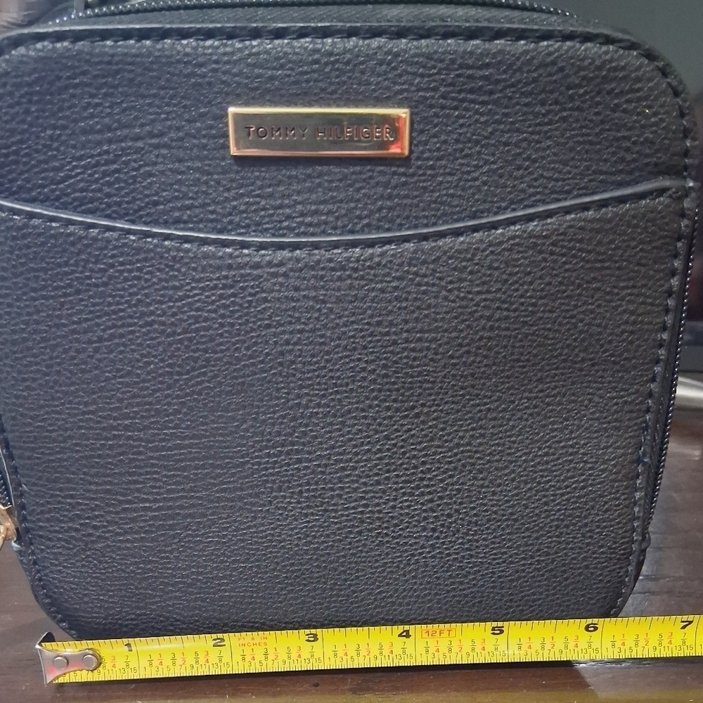 Tommy Hilfiger Camera/Crossbody Bag. - Picture 2 of 9